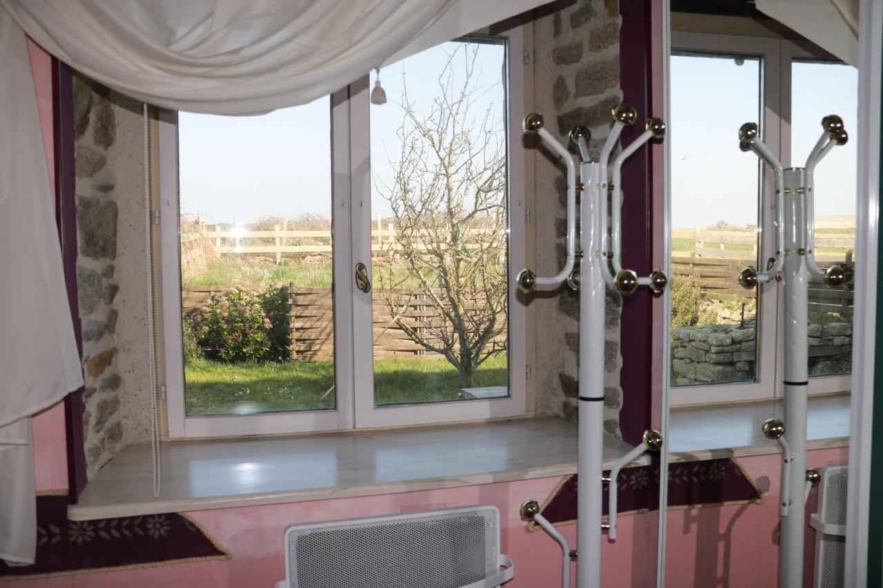 Les Gites Aux Volets Roses Landunvez Екстериор снимка
